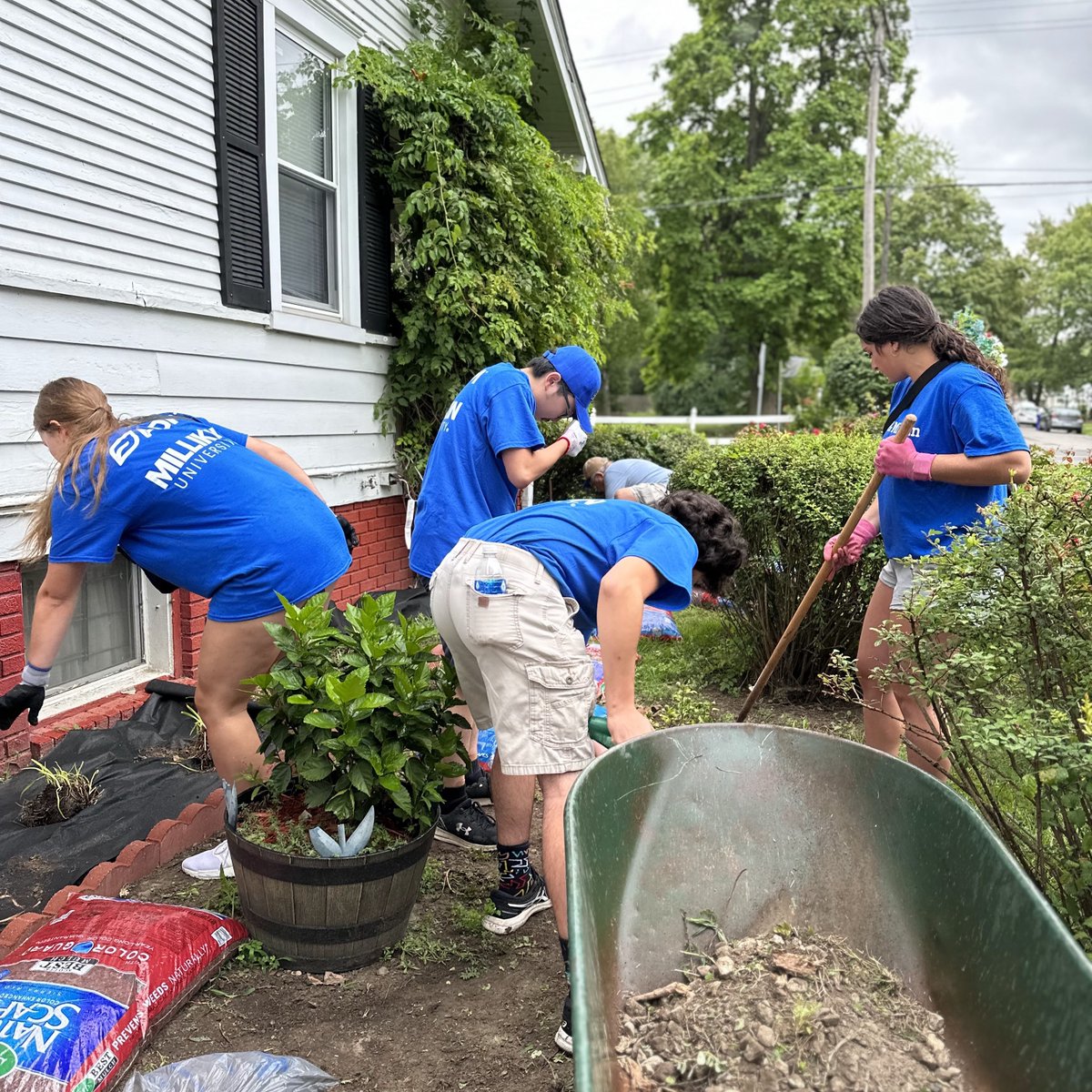 More than 350 Millikin students, staff and ADM employees, many of whom were Millikin alumni, participated in service projects around Decatur, thanks to a grant from the ADM Cares charitable organization!

Read more about the ADM/Millikin Day of Service at ow.ly/HSH750PB21m.