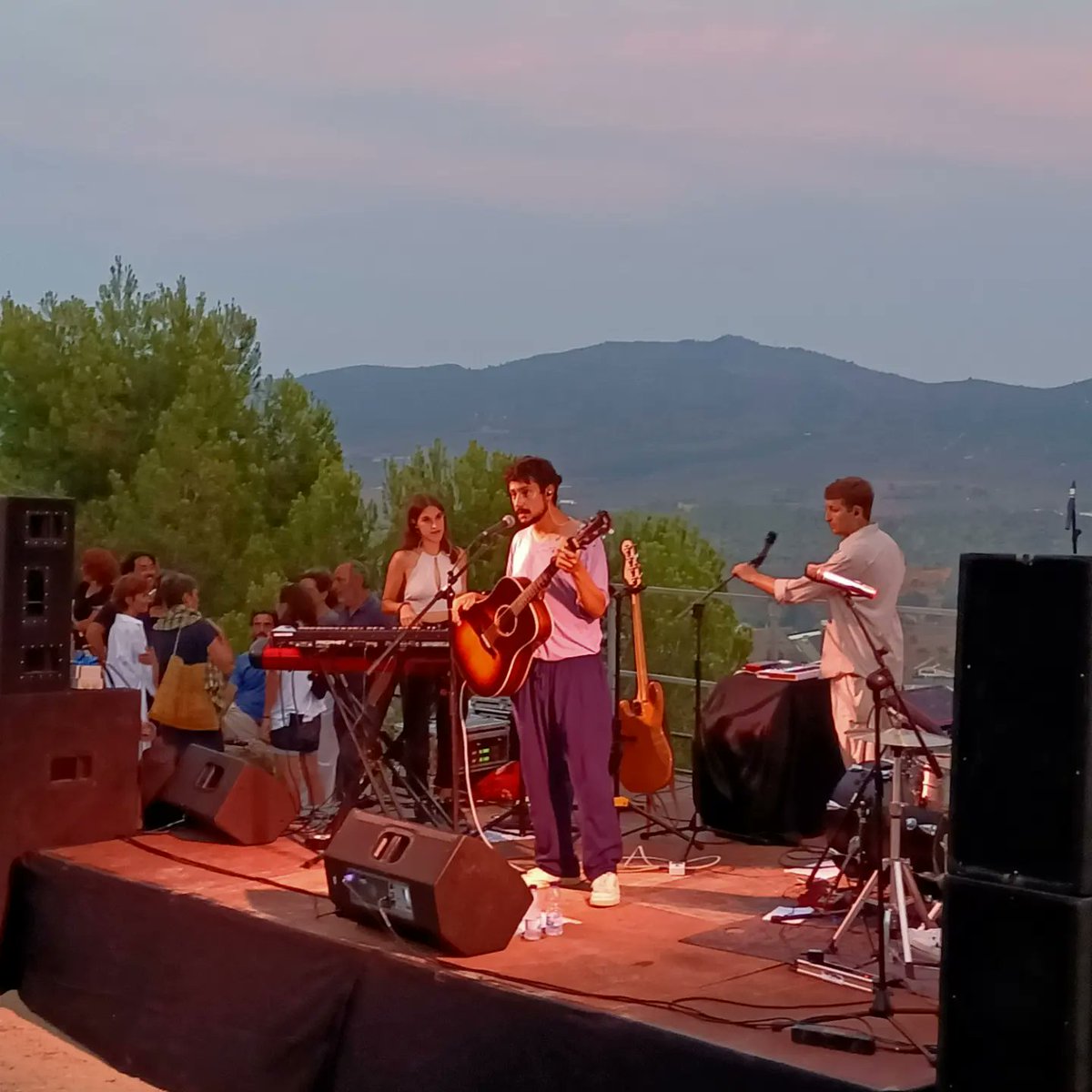 Excel·lent #pòrtic d'<a href="/eufonic_fest/">Eufònic</a> al castell d'#ulldecona <a href="/AjuntUlldecona/">Ajuntament d'Ulldecona</a>.
Impresionant instal·lació d'Antoni Arola (que cal veure amb 🌞per gaudir-la plenament) i concert íntim de <a href="/mtines____/">MTINES</a>
Èxit de públic amb més de 200 persones.
I demà més!!