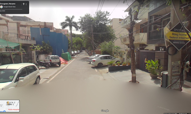apaartybans's tweet photo. Walkable cities begin with walkable neighborhoods. In the 2 pics below, one from Gurgaon and the other from London, both streets have roughly 40 ft b/w property lines, but one is obviously more walkable. We can't expect home-based walk trips if our neighborhoods look like this. https://t.co/dHdpd2TntF