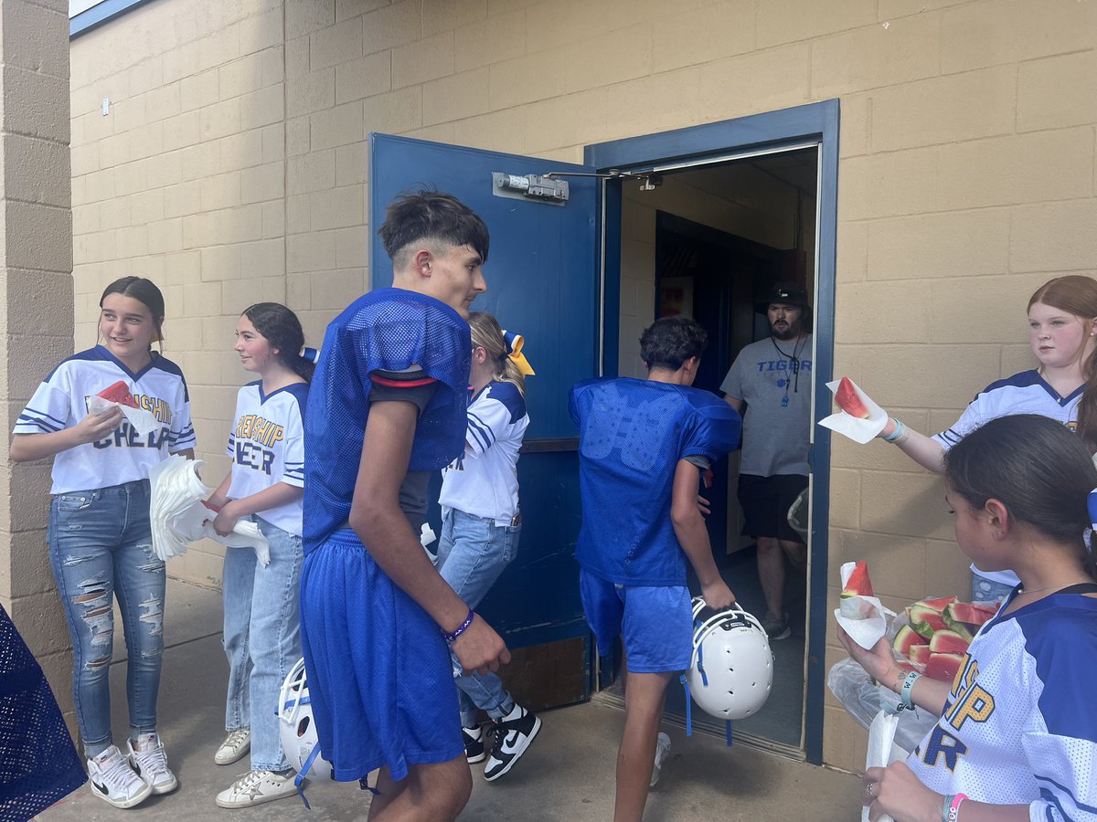 FrenshipMS's tweet photo. What a nice treat on a HOT day!!! The cheerleaders served the 8th grade football boys fresh sliced watermelon! #thefms https://t.co/CT95rQJIvn