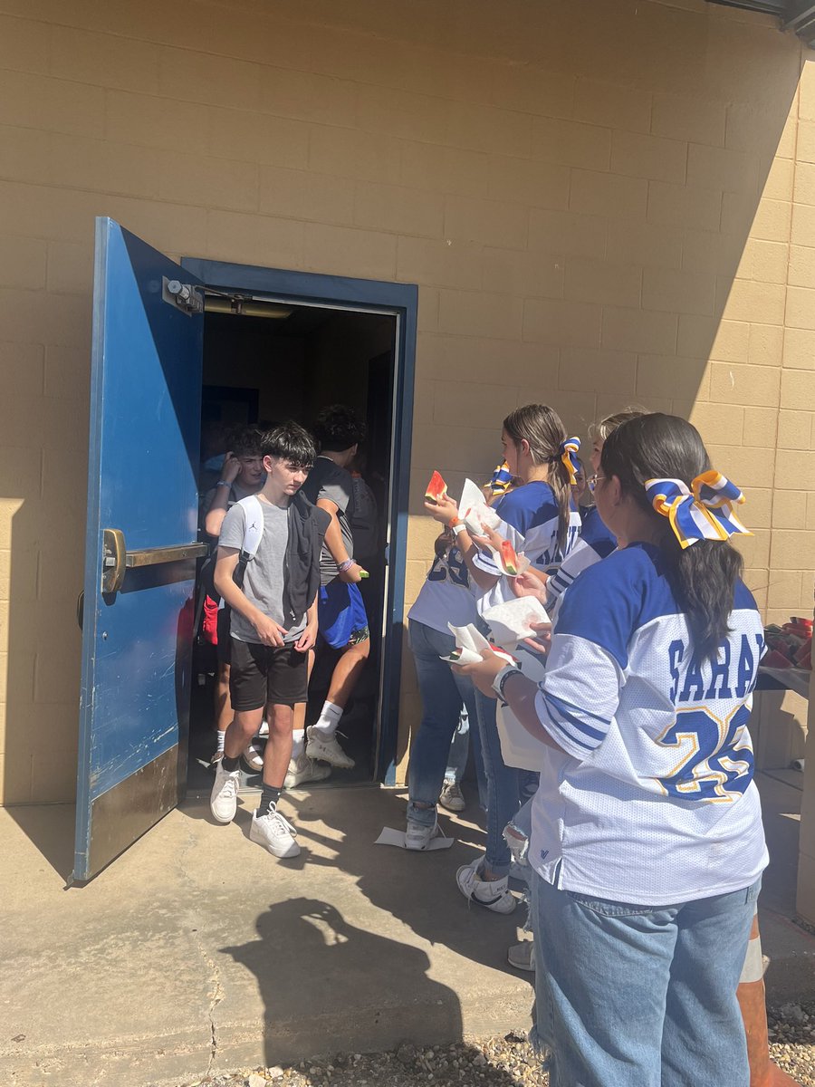 FrenshipMS's tweet photo. What a nice treat on a HOT day!!! The cheerleaders served the 8th grade football boys fresh sliced watermelon! #thefms https://t.co/wXGN6A6Brb