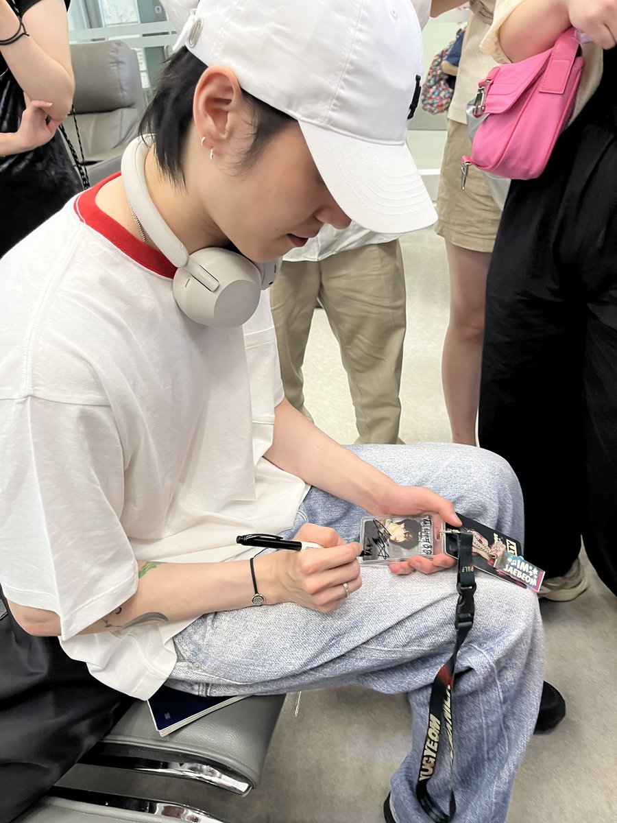 giftforyugyeom's tweet photo. ดุตายได้ยัง flight เดียวกัน https://t.co/9o2qFAHfMa