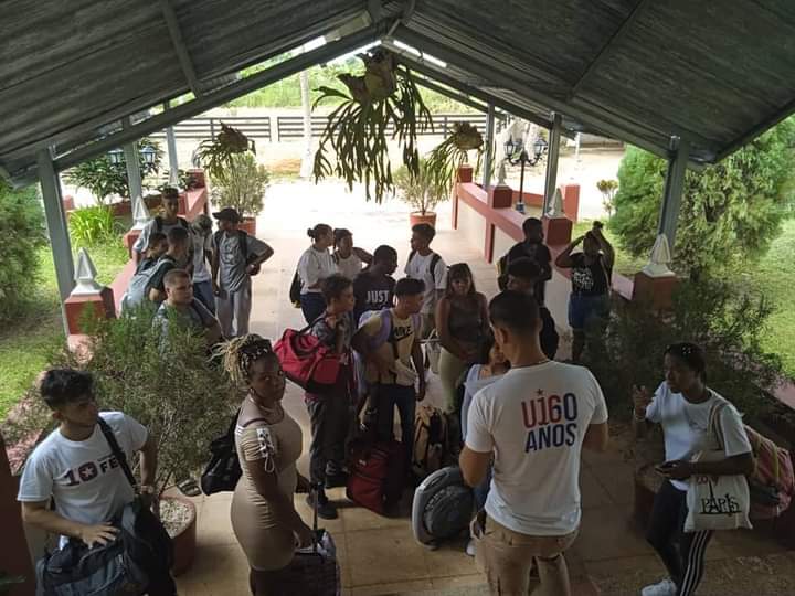UJCdeCuba's tweet photo. Comenzamos la 2da edición del Campamento de Verano en toda #Cuba con recibimientos emotivos, cargados de actividades culturales para el disfrute de los jóvenes. Nuevamente los participantes disfrutarán de la historia, cultura, juegos y actividades recreativas. #CreaTuFelicidad https://t.co/RIn2iIgp4r