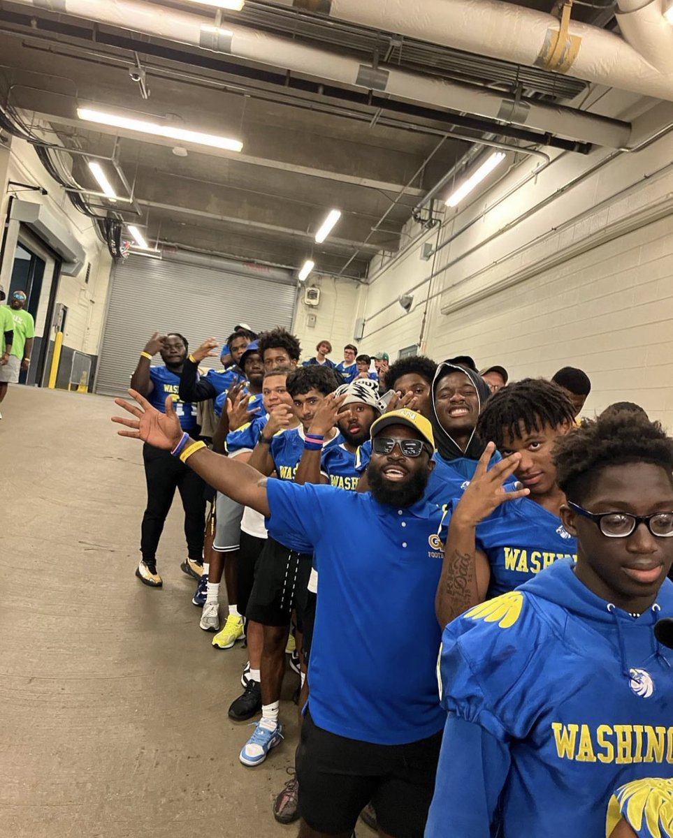 PitsakisClass's tweet photo. @GDub_Eagles_FB was at the @Eagles game representing @ODAAPinc
What a wonderful program!
This group of student athletes and their coaches NEVER cease to amaze me!
#TeamTogether #GDubMade #GDubStrong #GDubTough https://t.co/bkHtpW5n5H