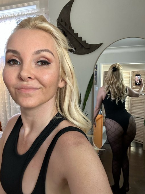 2 pic. Dirty mirror, dirty mind. Should I wear this to my live show tonight? https://t.co/oaPgyg5cdK