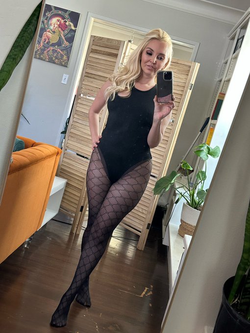 1 pic. Dirty mirror, dirty mind. Should I wear this to my live show tonight? https://t.co/oaPgyg5cdK