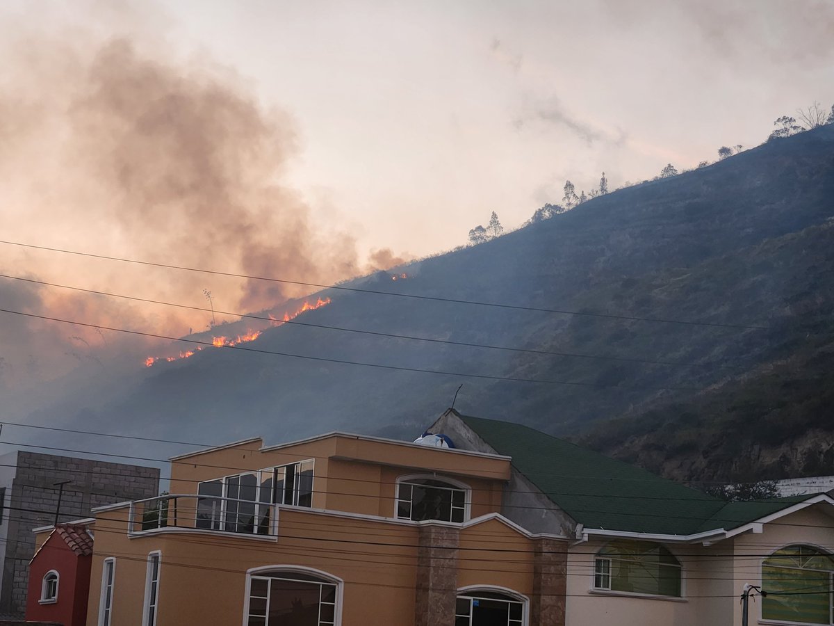 fvalle414's tweet photo. @coequito @MunicipioQuito @pabelml @CaroAndradeQ @epemseguridad @SeguridadeQuito @radiopichincha 18H30 y no controlan el incendio los helicópteros ya no traen agua ya no se observa bomberos 🚒 😡 https://t.co/gfYhHBbLn7