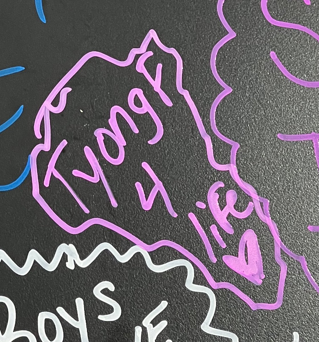 gudetyong's tweet photo. left my taeyong mark and we got a pic together hehe https://t.co/XTEsXcXfOr