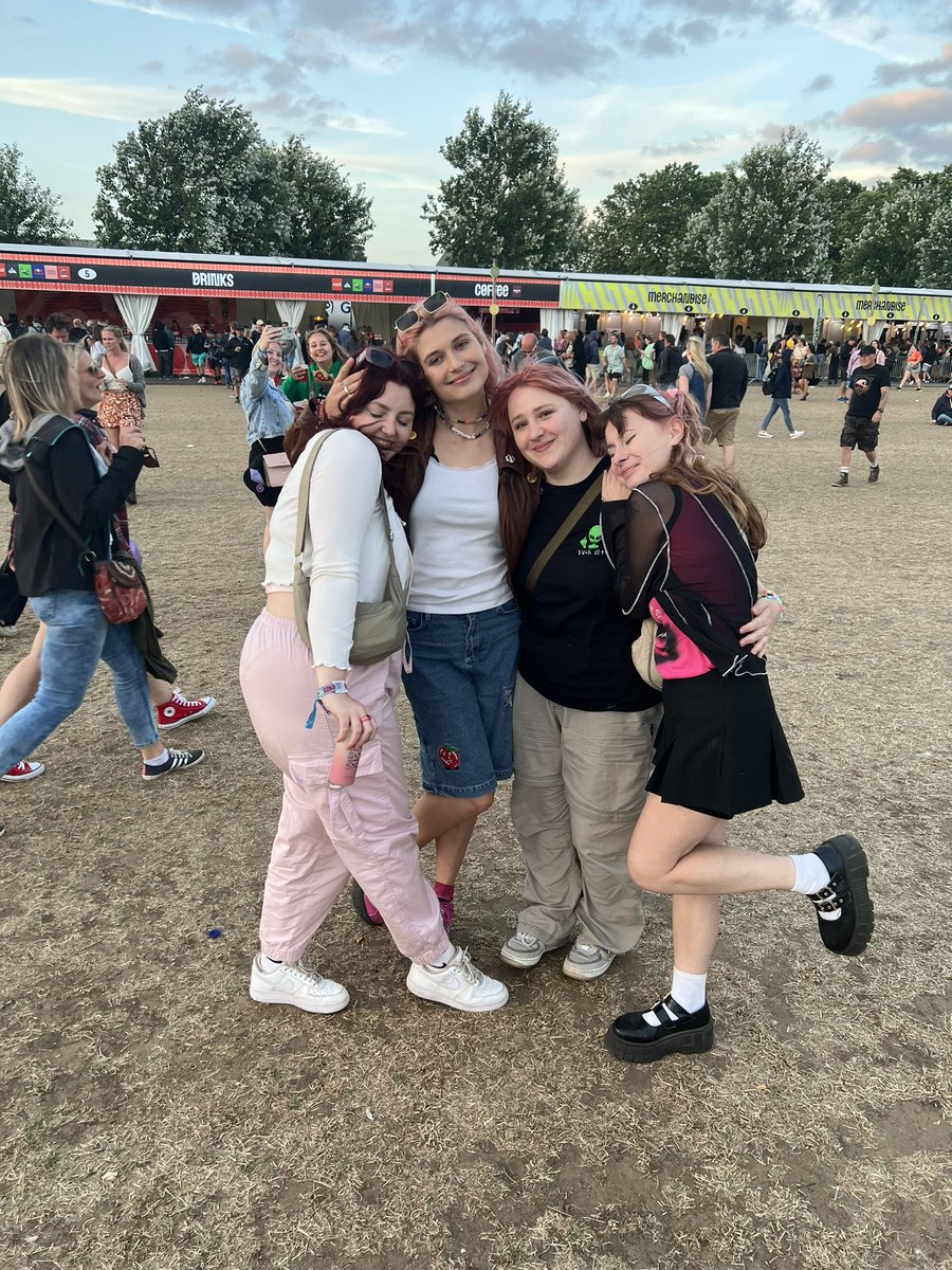babyqueenHQ's tweet photo. happy birthday pookie @babyqueen <3 can’t believe this is the year you’re releasing your first album! hope this year brings you lots of love and happiness, hope you get to party hard this weekend 🤸♀️ love love love you sm #BellaDay https://t.co/UIvZZ2T9Ok