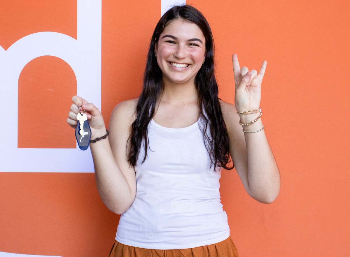 UTHousing's tweet photo. Car? Unpacked. ✅ 
Room? Decorated. ✅  
Home? On the Forty. ✅ 
We’re all smiles about day one of Mooov-In 2023. Welcome home, Longhorns! 🤘 https://t.co/HZZuUxp5l1