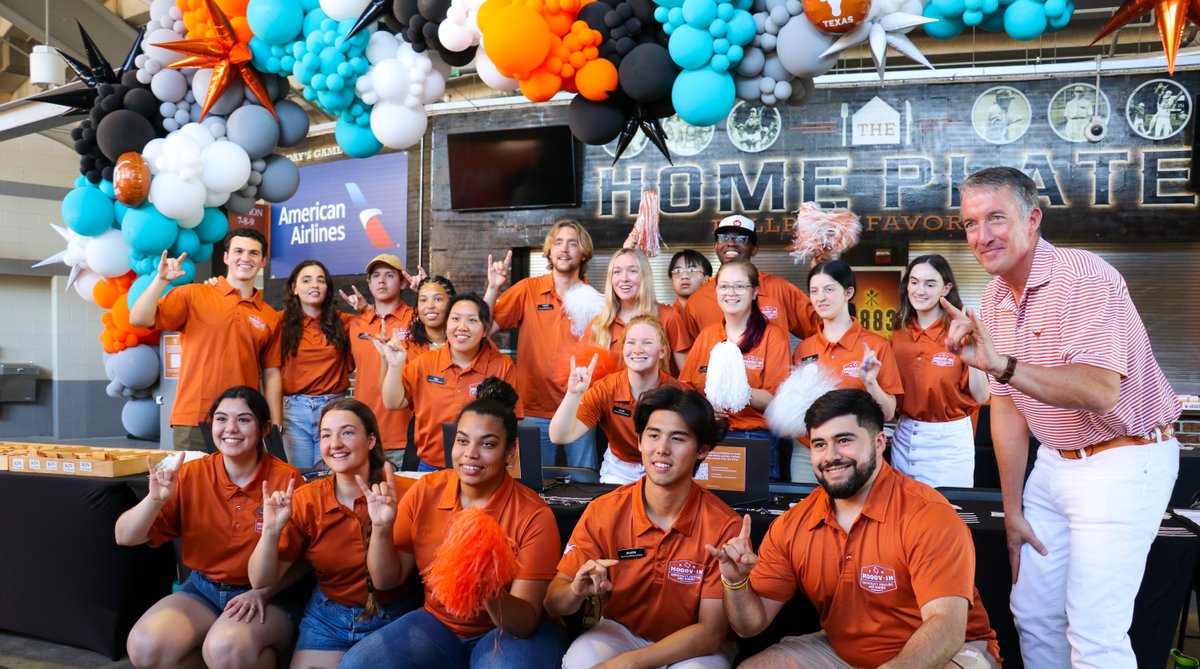 UTHousing's tweet photo. Car? Unpacked. ✅ 
Room? Decorated. ✅  
Home? On the Forty. ✅ 
We’re all smiles about day one of Mooov-In 2023. Welcome home, Longhorns! 🤘 https://t.co/HZZuUxp5l1