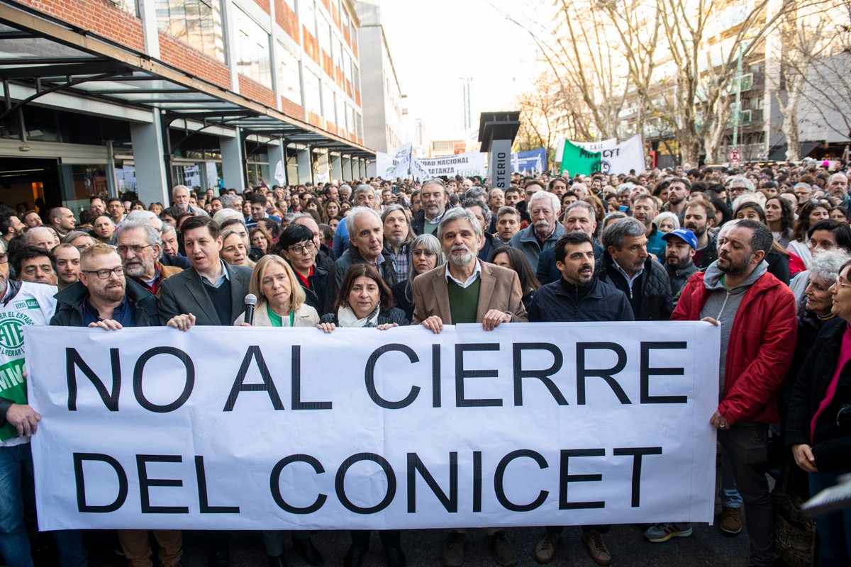 AnaFranchi3's tweet photo. En la explanada del Polo Científico nos juntamos en defensa de nuestro querido CONICET y el sistema científico argentino. Defendemos la Ciencia y Tecnología, su desarrollo, porque es defender la construcción de un país + justo, libre y soberano. Todos los países del mundo (sigue) https://t.co/FWmtZtnmRn