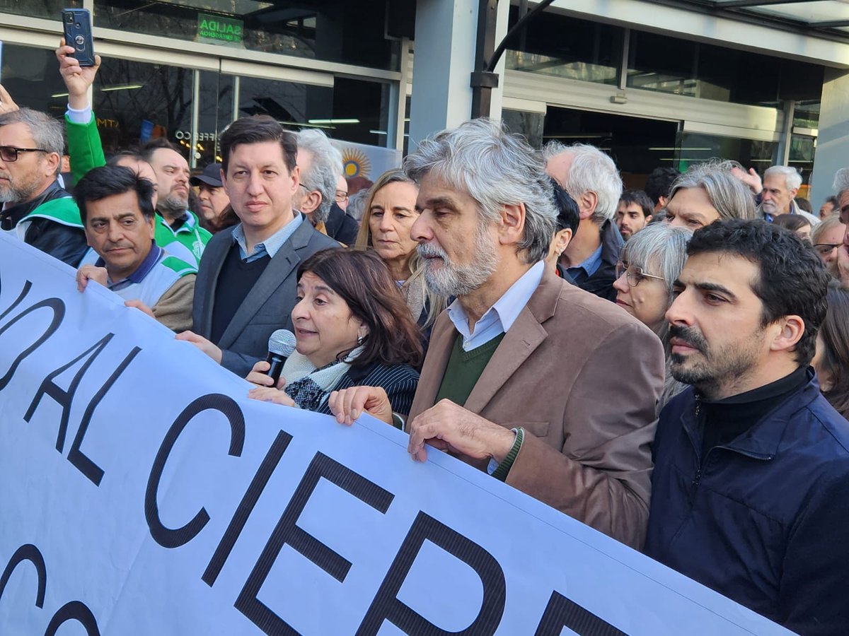 AnaFranchi3's tweet photo. En la explanada del Polo Científico nos juntamos en defensa de nuestro querido CONICET y el sistema científico argentino. Defendemos la Ciencia y Tecnología, su desarrollo, porque es defender la construcción de un país + justo, libre y soberano. Todos los países del mundo (sigue) https://t.co/FWmtZtnmRn