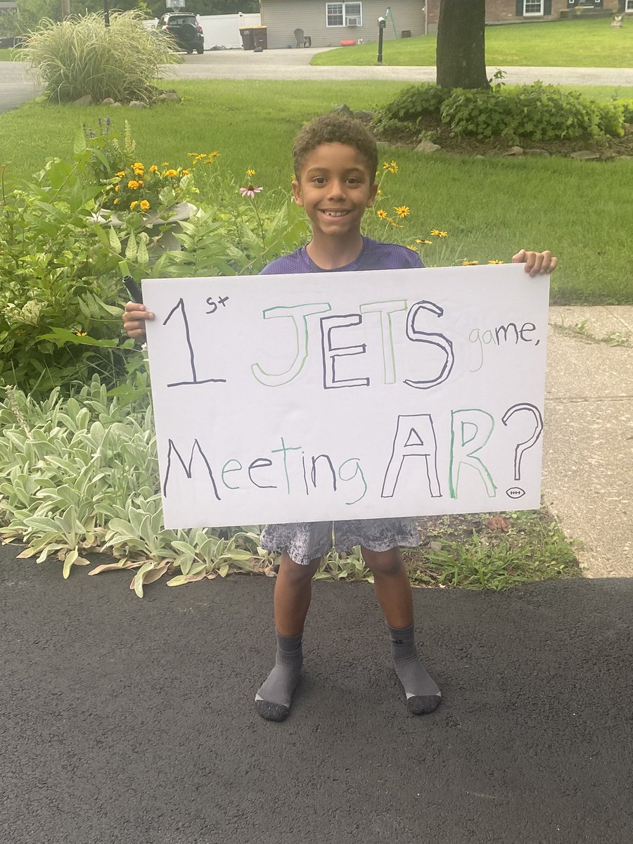 jmegs33's tweet photo. let’s make this happen tomorrow 🤞🤝@AaronRodgers12 @nyjets https://t.co/NjHFw8mT6P