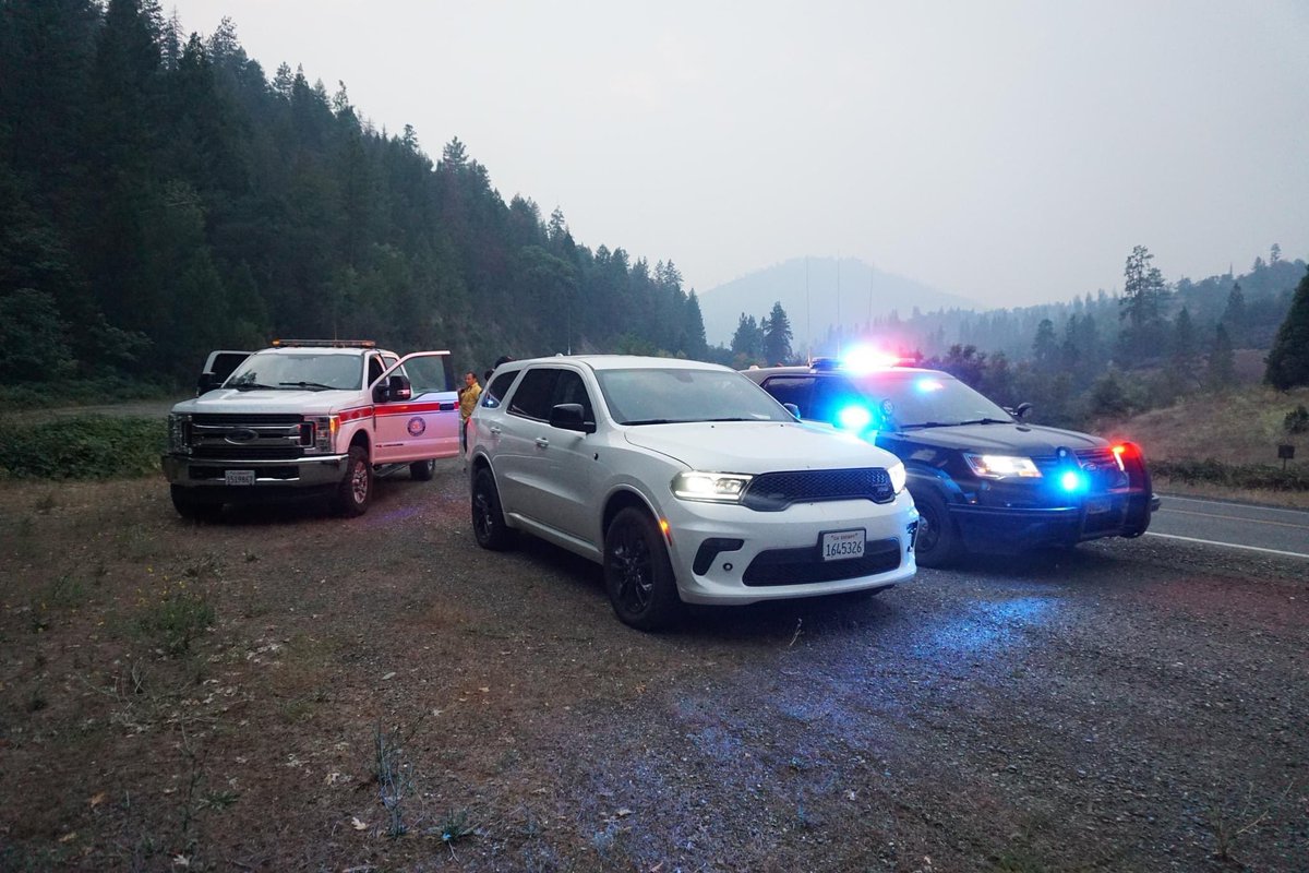 SiskiyouOES's tweet image. Last night, OES was out on the #DENFIRE.

We want to thank all the partners who are keeping our communities safe!

If you see fire crew, emergency services, officers, give them a wave/honk/thanks. They are working 24/7 to keep us safe!

@Klamath_NF @SiskiyouSheriff @CALFIRESKU