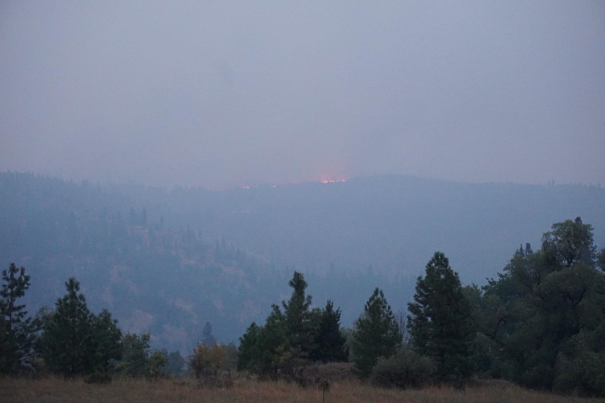 SiskiyouOES's tweet image. Last night, OES was out on the #DENFIRE.

We want to thank all the partners who are keeping our communities safe!

If you see fire crew, emergency services, officers, give them a wave/honk/thanks. They are working 24/7 to keep us safe!

@Klamath_NF @SiskiyouSheriff @CALFIRESKU