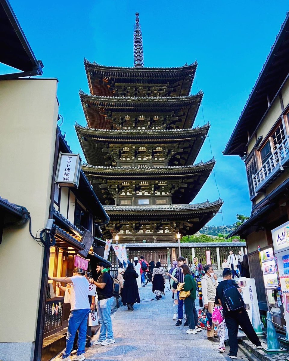 KNOCKltd's tweet photo. If you visit Kiyomizudera later in the day, the atmosphere will be different. From everywhere you can feel the peace and the real Japanese. #japan #kyoto #kiyomizudera #japaneseculture #temple #travel #holiday #letsseejapan https://t.co/3g3cEYe0n6
