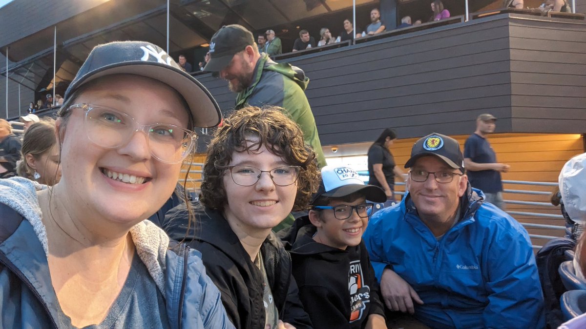 gillgweb's tweet photo. Patiently waiting on @train and praying it doesn't rain!! #firstconcert #wfconcerts @mainesavingsamp https://t.co/vOzSogQhti