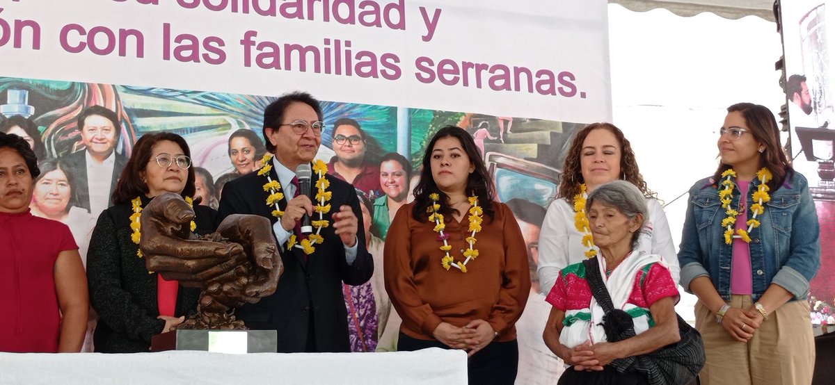 TiknimeV's tweet photo. Hoy le realizamos un homenaje al Dr. Abelardo Meneses García,  en agradecimiento por su solidaridad y acompañamiento durante los 10 años que duró su gestión como Director General del Instituto Nacional de Cancerología, somos privilegiados de contar con su amistad. https://t.co/0apA6Vh404