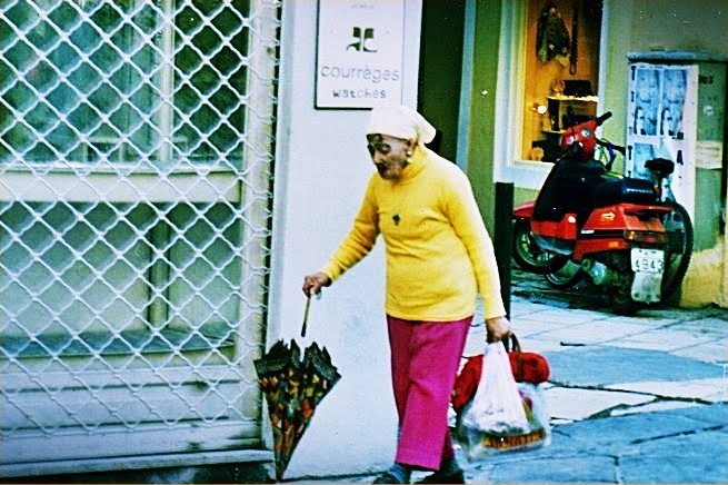 Στα παιδικά μου μάτια η κυρία εκείνη φάνταζε πολύ διαφορετική.
Το βαθύ κόκκινο κραγιόν, τα βαριά σκουλαρίκια, η γραμμή στα φρύδια, το μαντήλι...
Όλα αυτά συνέθεταν ένα αλλόκοτο σκηνικό που μόνο απαρατήρητο δεν περνούσε. (συνεχίζεται ➡️)