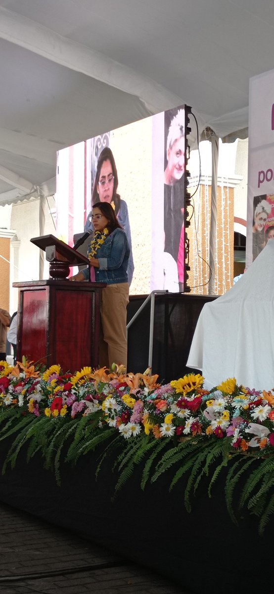 Hoy le realizamos un homenaje al Dr. Abelardo Meneses García,  en agradecimiento por su solidaridad y acompañamiento durante los 10 años que duró su gestión como Director General del Instituto Nacional de Cancerología, somos privilegiados de contar con su amistad.