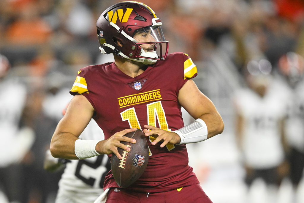 ElHorizontemx's tweet image. 🏈 #SamHowell fue nombrado quarterback titular de los #Commanders de Washington por el entrenador Ron Rivera. "Estamos muy contentos con él", dijo. 👉 s.ehz.mx/bGmCAs