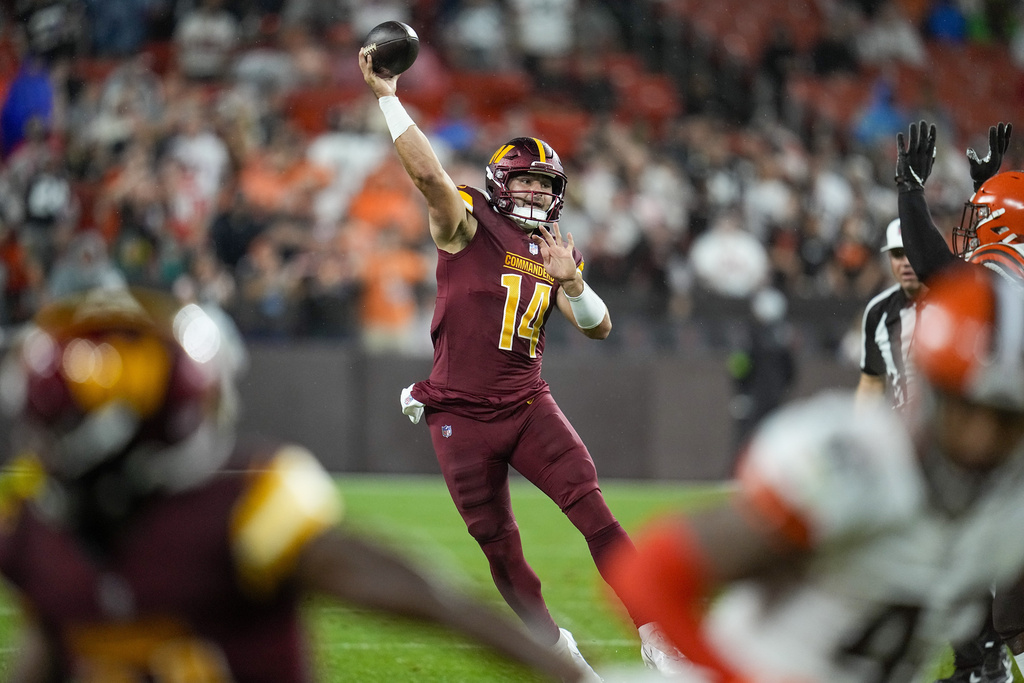 ElHorizontemx's tweet image. 🏈 #SamHowell fue nombrado quarterback titular de los #Commanders de Washington por el entrenador Ron Rivera. "Estamos muy contentos con él", dijo. 👉 s.ehz.mx/bGmCAs