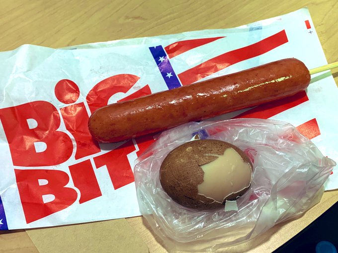 朝ご飯に買った
適度に辛味があって歯応えも良く
マスタードとかはいらない感じ
ついでに台湾のセブンイレブンに大体ある茶葉蛋(卵を烏龍茶とかジャスミン茶とかで煮込んだやつ)
固茹でだけどマイルドな味わいでしょっぱいとかはなく茶葉の香りが優しい
朝のタンパク質補給にと言うことらしい https://t.co/2hcuEvGXk5 