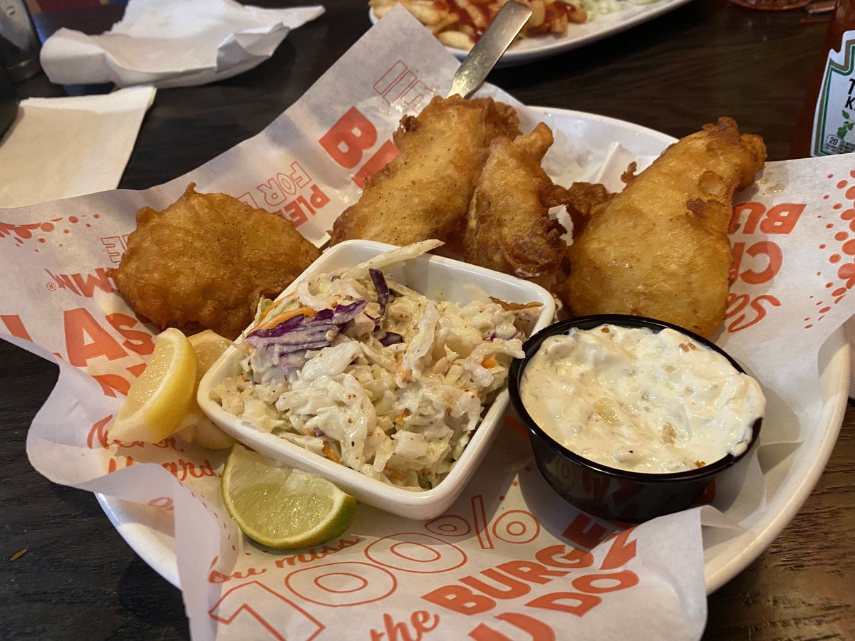 mworkman48's tweet photo. Fish and coleslaw @ Red Robin, YUM! https://t.co/gfL4FOJGXc