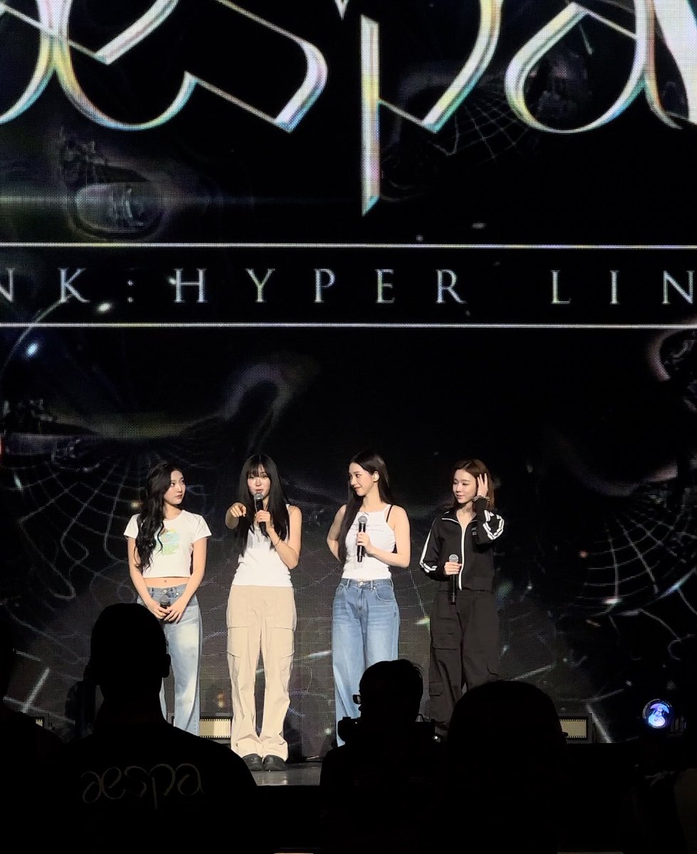 baeinvelvet's tweet photo. 😭😭😭😭😭😭 #aespaVIP https://t.co/9tdXzY9TBm