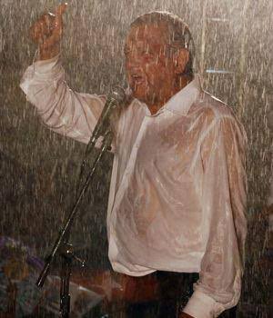 Señora y señores corcholatas, solo les recuerdo que este señor pasó 40 años luchando entre agua, sol, durmiendo en plantones sin ver a su familia, recibiendo humillaciones para que ustedes puedan ser presidentes.  Solo les pido que no la vayan cagar (no encontré mejor palabra).