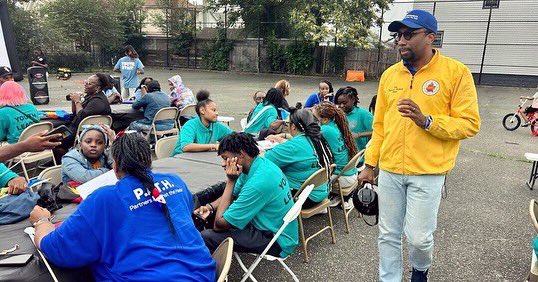 67ClergyCouncil's tweet photo. We had a cool evening with our partners @EFVillage at Tilden Playground for our Breaking Bread: Building Bonds, Community Dinner also celebrating our Caribbean diaspora, appreciating various cultures within our Caribbean community.
#GodSquad
#PATH
#BreakingBreadBuildingBonds https://t.co/bi9P2YN69e