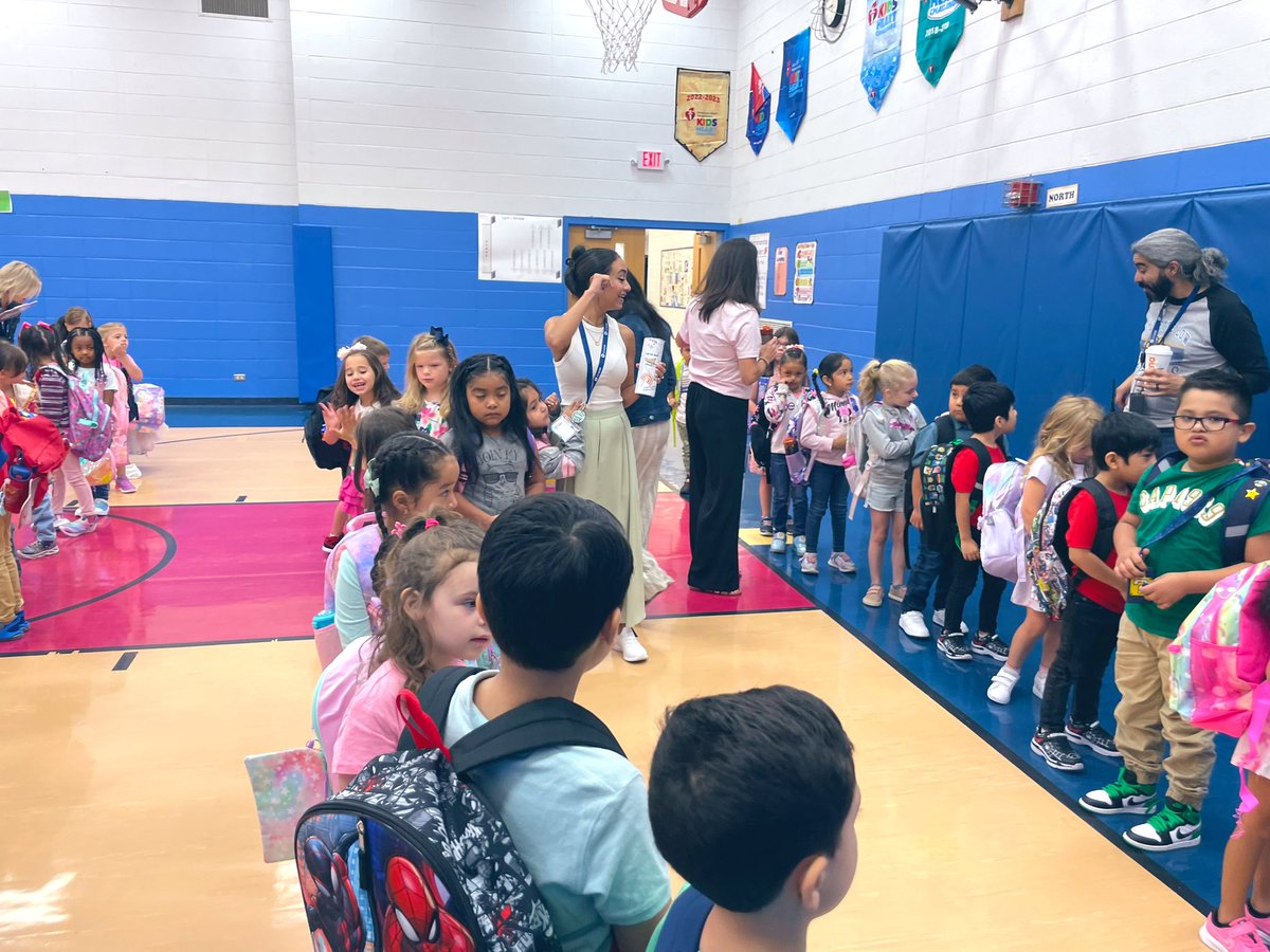 D59JulietteLow's tweet photo. Excited to see see our kindergartners GLOW up!  @CCSD59 #togetherweglow #juntosbrillamos https://t.co/w2BJiLSfvm