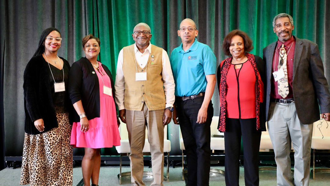 BullardCenter's tweet photo. #Justice40 Day 3: 🎉 Heard from #PODER founder Susana Almanza. 🌱 Explored Govt. Engagement Strategies. 🗣️ Insights from Donele Wilkins, Green Door Initiative, and Dr. David Padgett. 🤯 #DSCEJ #BullardCenter #EnvironmentalJustice #ClimateAction https://t.co/ltcTVvLy6a