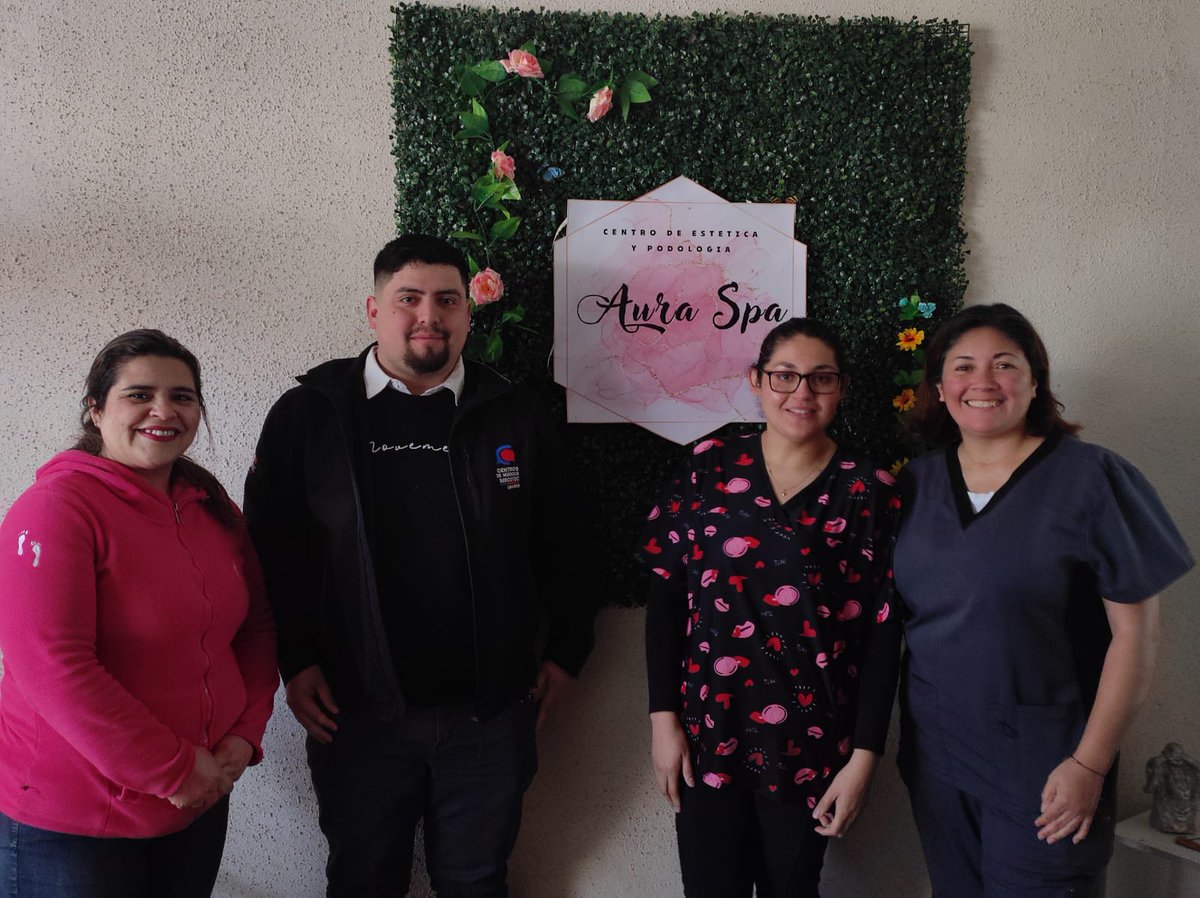 CdnLinares's tweet photo. Siempre hay tiempo para visitar a los y las emprendedoras. Nuestro asesor Joghann Vásquez estuvo en el Centro de Estética y Podología Aura SPA donde encontrarán los mejores servicios de masajes, podología y limpiezas faciales. ¡Juntos crecemos!
#Emprendimiento #Asesoría https://t.co/CF9ORwlJ0Z
