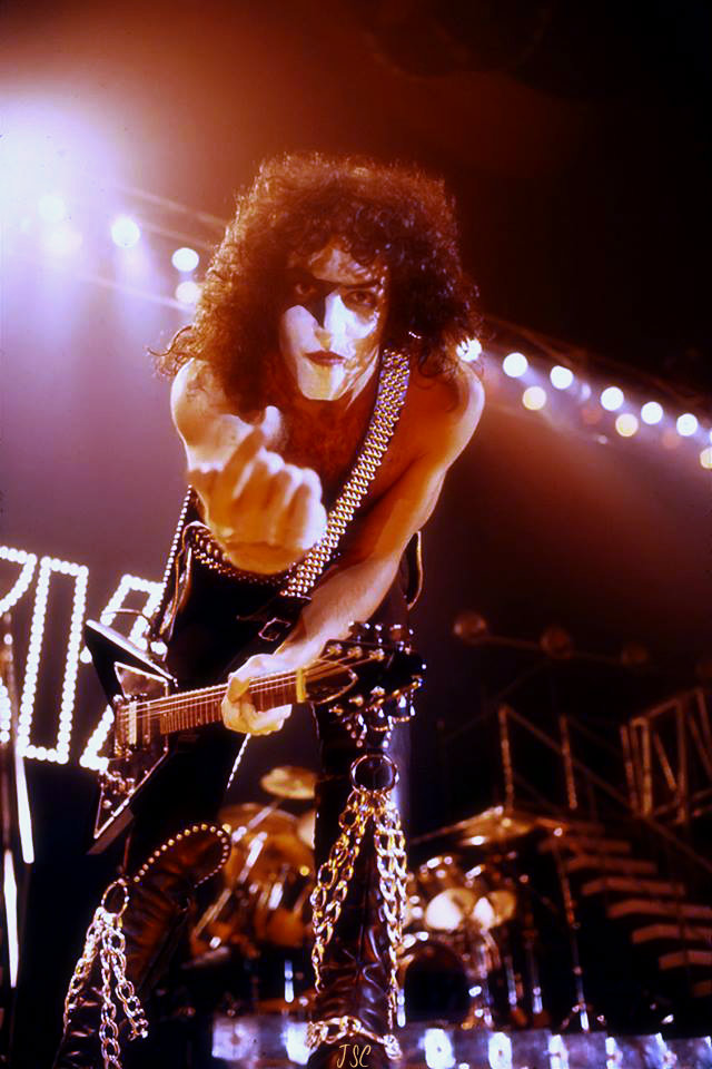 No place for hiding baby
no place to run
you pull the trigger of my
love gun, love gun
Goodnight, Kissers 🌙❤️🔥🎸🤟