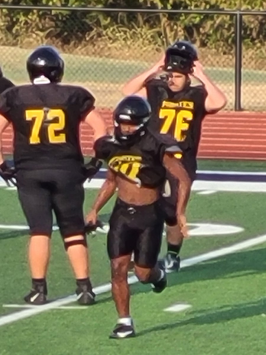 ReinaVGallegos's tweet photo. Go Southwestern Pirates! #76 @Alejandro_G50 https://t.co/veCpVygFKU