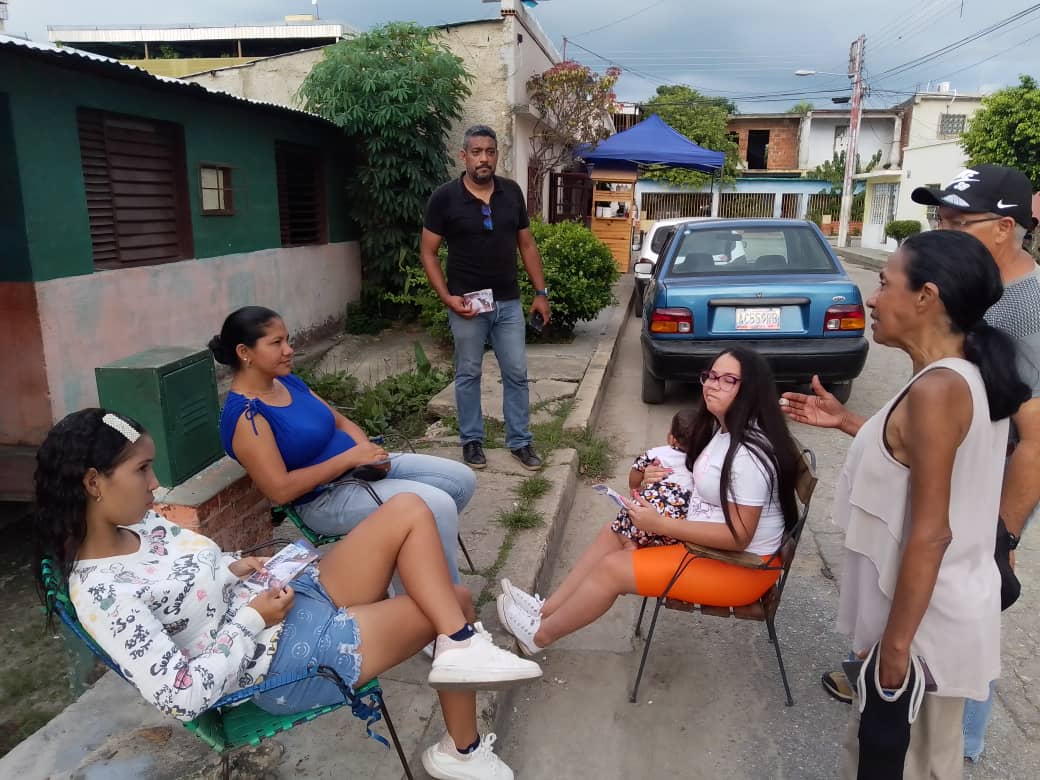 ADCEMSUCREARA's tweet photo. Hoy Los Adecos del Municipio #Sucre Estado #Aragua #Venezuela, estuvimos Casa X Casa, en los Sectores Bella Cagua, Andres Bello y 12 de Octubre, llevando el Mensaje de #Unidad y #ProsperidAD de Nuestro Futuro Presidente @prospericarlos Salimos a Ganar! Con AD se vive Mejor! https://t.co/wKUWKleXCD