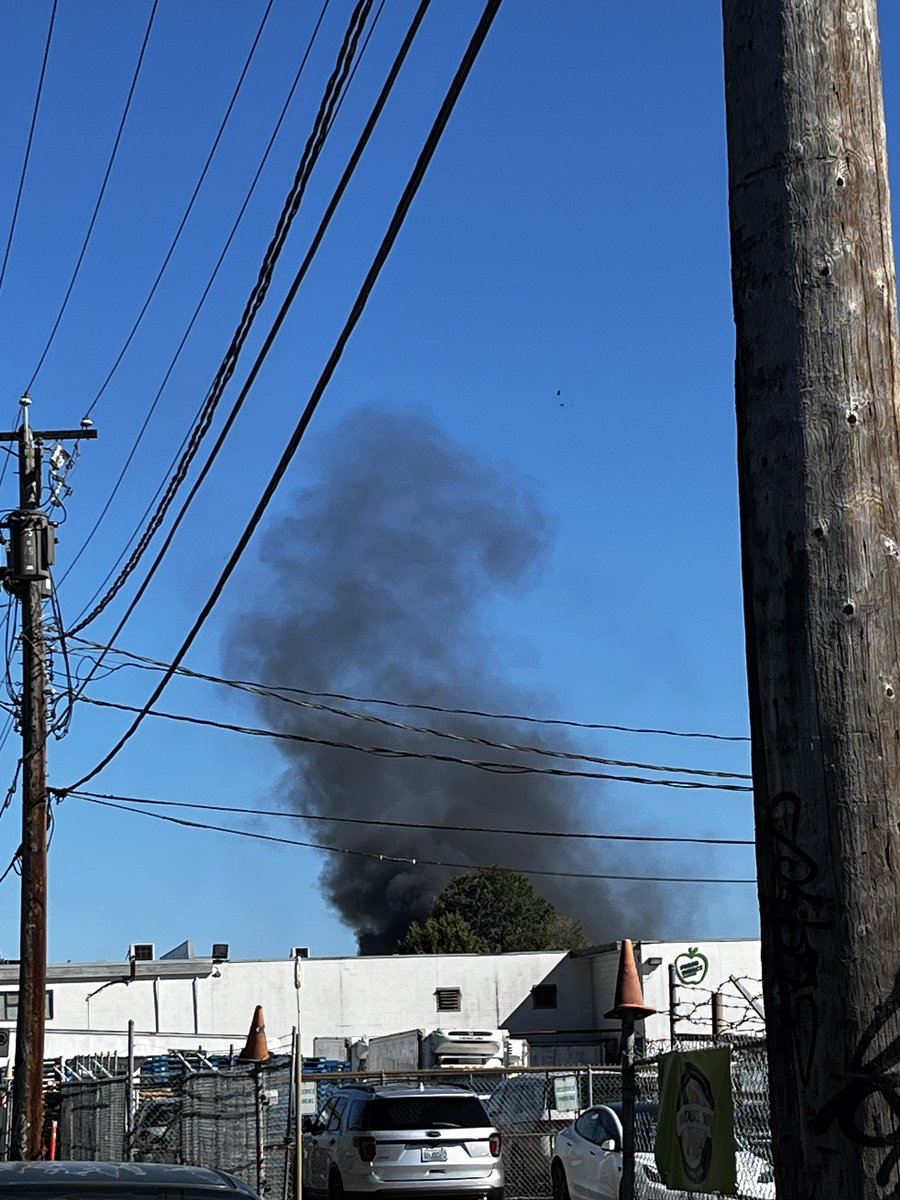 austinisdying's tweet photo. Fire in #vancouver today. Anyone know anything more? https://t.co/6HP9ZcVxlW