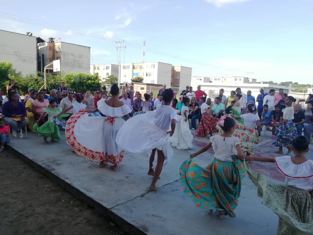 Adan_Coromoto's tweet photo. La @UnellezOficial_ sigue presente en las diferentes comunidades del estado Barinas a través de su proyecto cultural, "Tavacare canta y baila con la UNELLEZ" fue la hermosa gala desarrollada en esta comunidad. https://t.co/pNC95Nm1CW