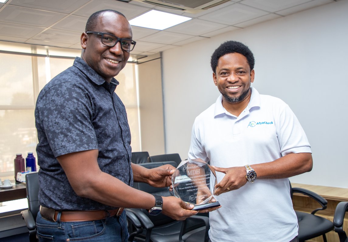 mdh_tanzania's tweet photo. "We appreciate MDH for the support extended to #AfyaCheck in 2022 and 2023, that reached over 17,000 Dar Es Salaam residents", said Dr Isack Maro, founder of  AfyaCheck Community Outreach Programs (ACOP), as he handed trophies to MDH-CEO, Dr David Sando.
#untileveryoneishealthy https://t.co/GtLEgNFzg9