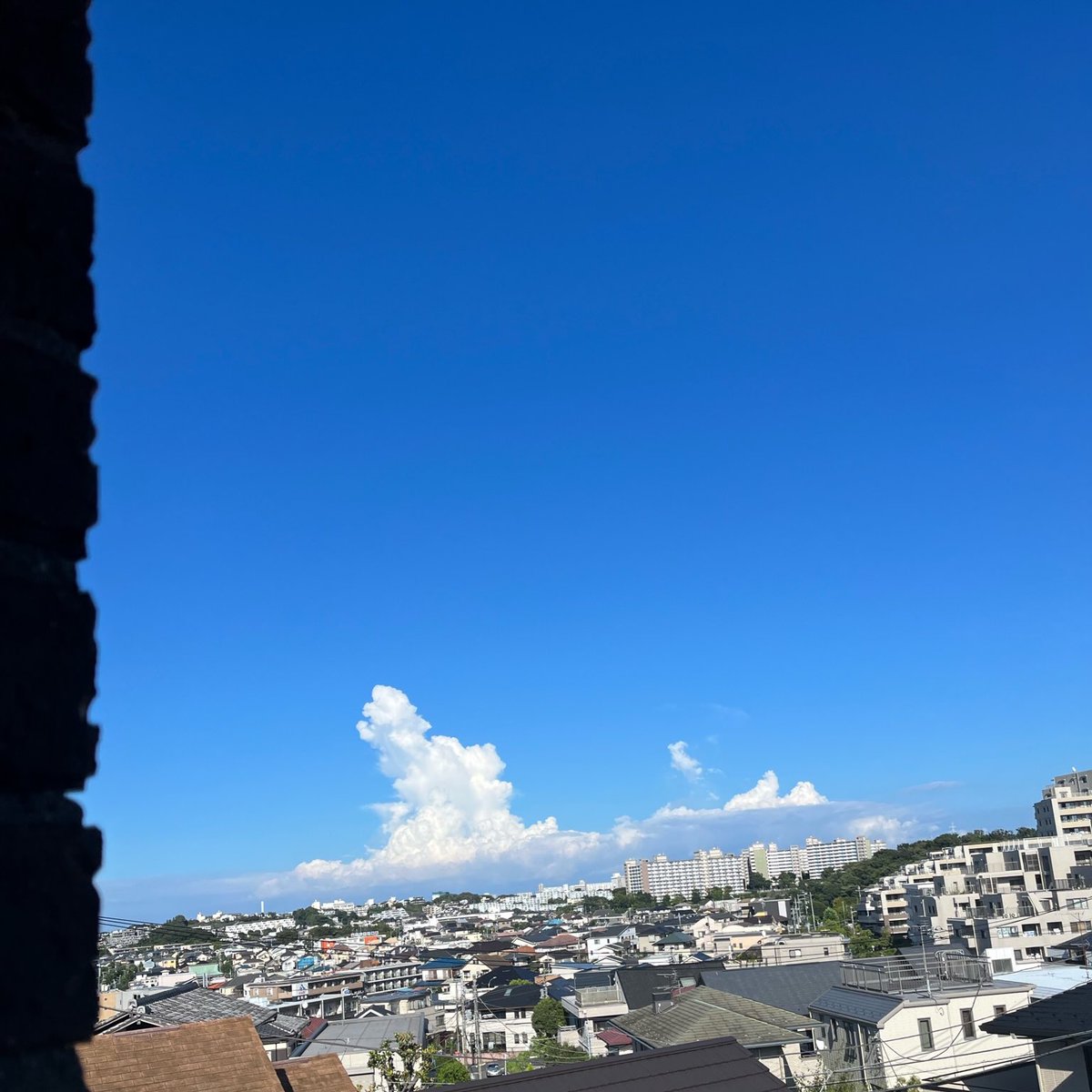 studio_serara's tweet photo. おはようございます！
昨日会社の窓の外を見たら、夏らしい雲が出ていたのでパシャリ📸🌬
せらら工房は土日も営業しております、暑い日が続きますが皆様のご来場を心よりお待ちしております📞📩
 #���ンガ積みの家  #レンガの家  #マイホーム検討中  #注文住宅  #企業公式が毎朝地元の天気を言い合う https://t.co/qoPiZBvG0A