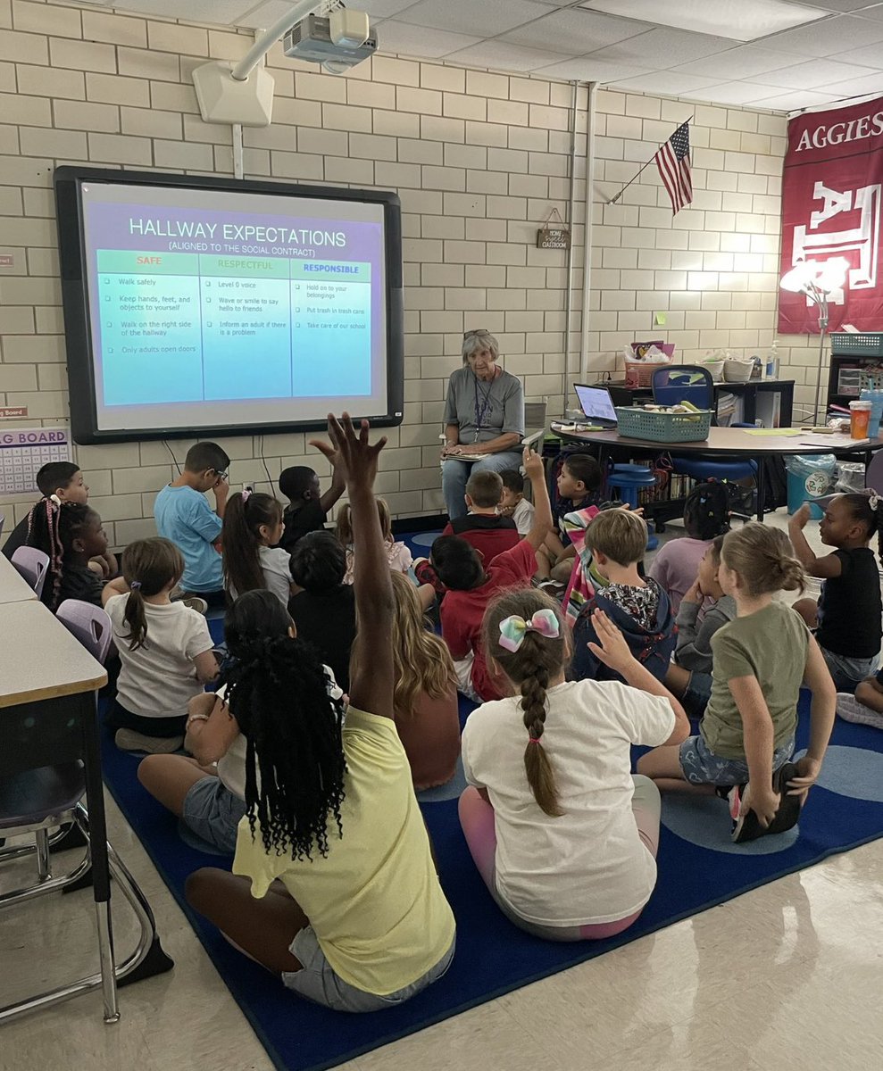 ELGINISD_EE's tweet photo. We are so glad our Elgin ISD Trustees are on BOARD with helping us run our best RACE! Thank you, Beth Walterscheidt, for reading to our students! #RunYourBestRACE https://t.co/GIymu1EEmi