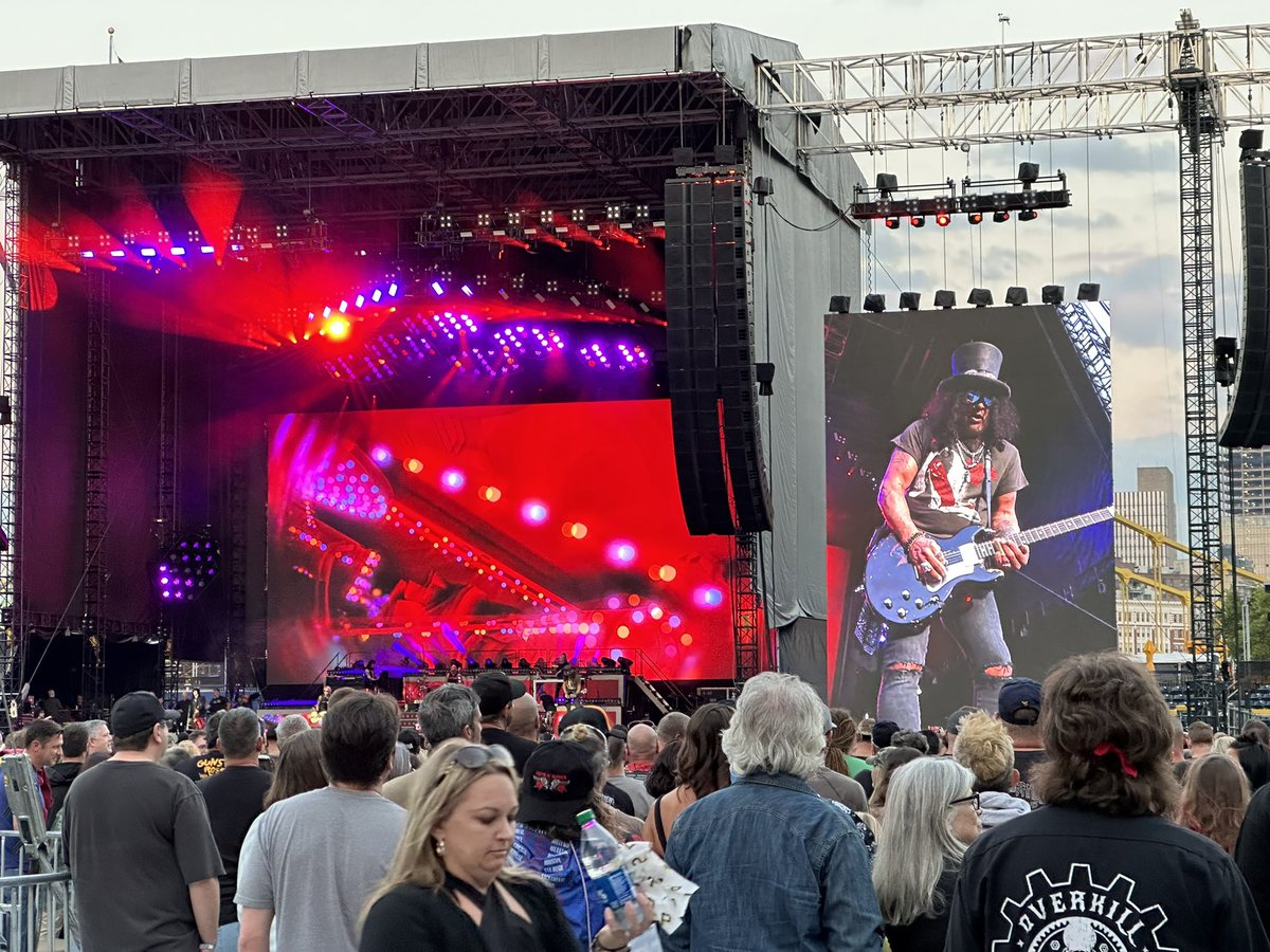 Rock action Pittsburgh! <a href="/gunsnroses/">Guns N' Roses</a>