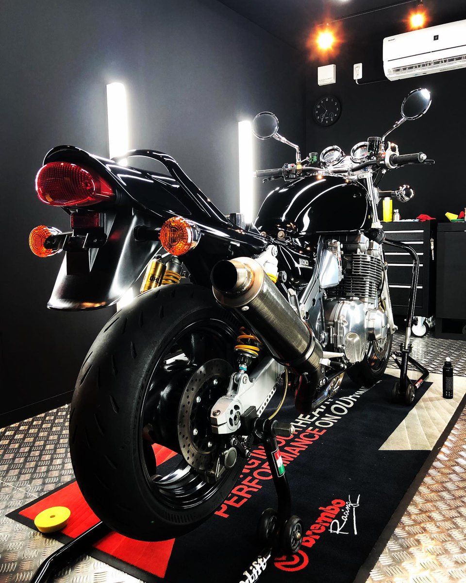 yebisu_moto's tweet photo. 更なる品質向上を目指し、CR-1サンプリング施行中♪弱い静電気を帯びたパーツが大気中のコーティング剤を呼び寄せて固まり、ほんの少~し曇らせてる感じかな?
湿度管理の見直しと換気能力の強化をしなくちゃ('∀`;)
31年の歴史をエイジングコーティング(˶'ᵕ'˶)
#cr1 #glasscoating #エビスモータース https://t.co/ZOCIkwEjoR