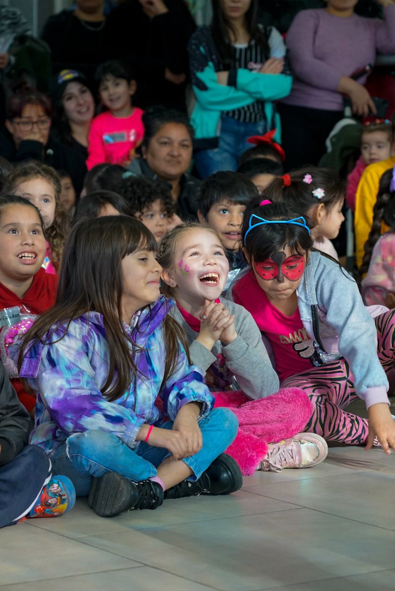 Damiaan_Sala's tweet photo. DÍA DE LA NIÑEZ EN VILLA JARDÍN 👦👧

Los chicos del barrio disfrutaron en nuestro @nidojardinlanus de una tarde llena de actividades muy divertidas 🥳 🪄

Al final de la jornada, recibieron sus juguetes 🧸 Para ellos, es muy importante tener un regalo en este día tan especial ❤️ https://t.co/rVEHjSgChx