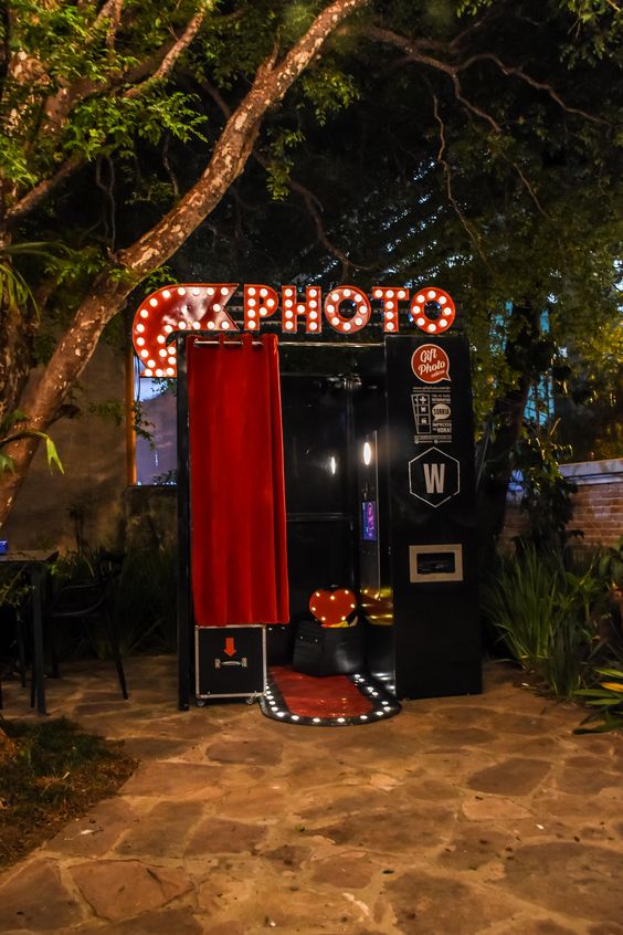 ssensualitzies's tweet photo. #BLACKPANTHER #DEADPARTY
Amigos, no les dije que afuera hay una cabina de fotos, andén y tomense una foto pal recuerdo https://t.co/6qGEciyNTL