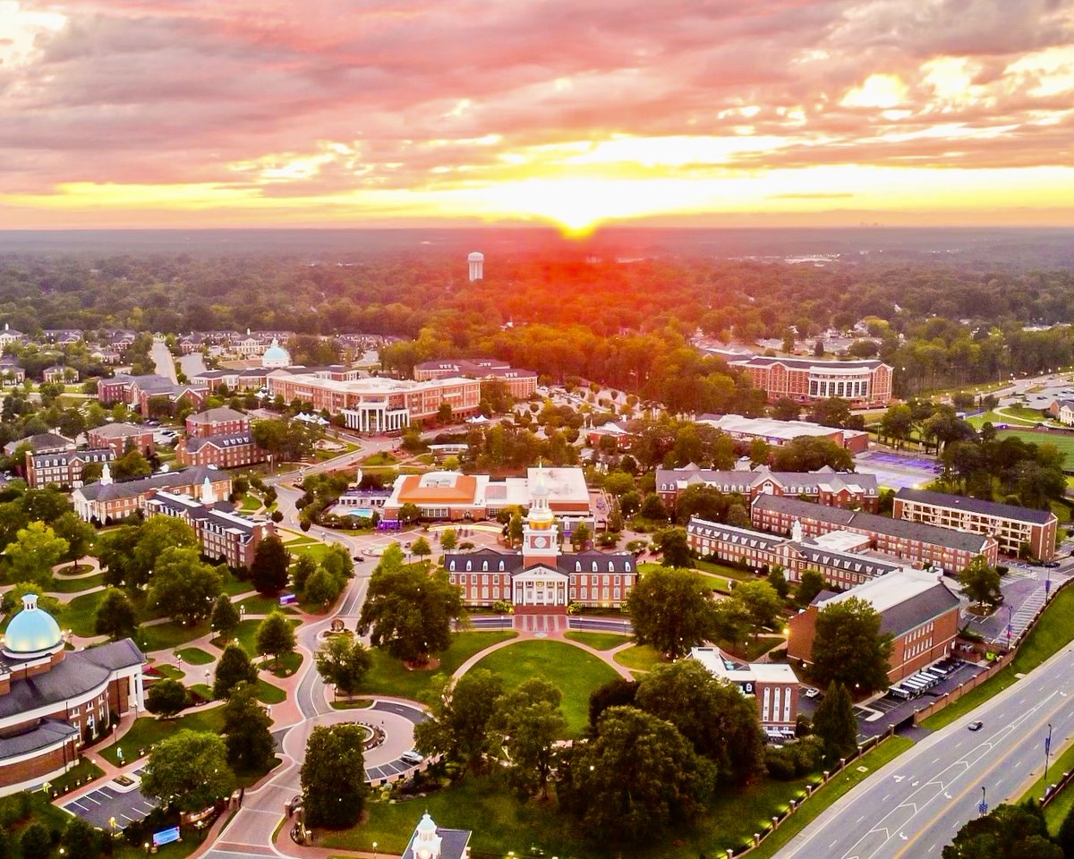HighPointU's tweet photo. Day 1๏ธโฃ of #HPUMoveIn was EXTRAORDINARY! ๐๐ Round 2๏ธโฃ starts tomorrow morning! #HPU365 #HPU2027
๐ธ: https://t.co/zDDYNPxX23 https://t.co/zO2MdVCAEN