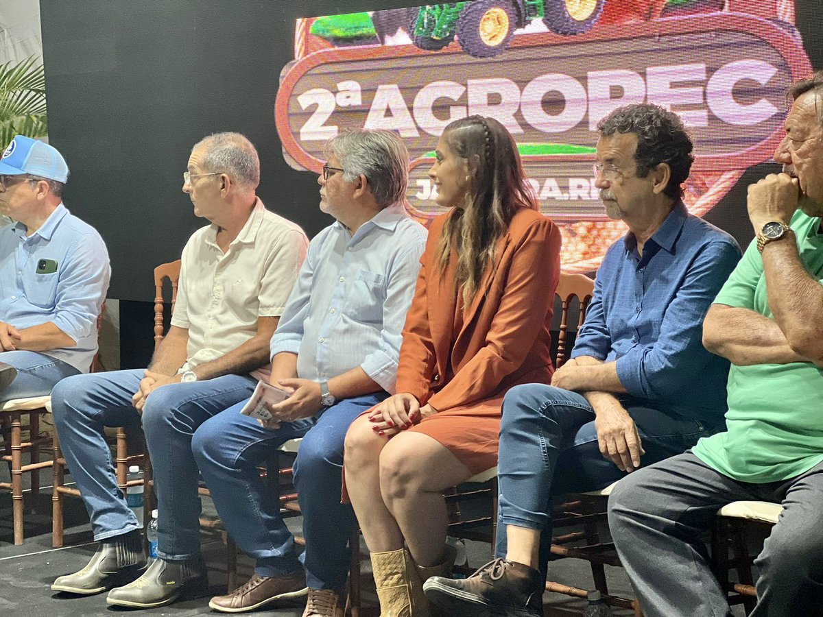 rnsape's tweet photo. O secretário adjunto da Secretaria Estadual da Agricultura, da Pecuária e da Pesca (Sape RN), Marcelo Júnior, e a prefeita de Jandaíra, Marina Marinho, abriram oficialmente na noite desta sexta-feira (18), no Parque Severino Ramos, a 2ª edição da Feira Agropecuária de Jandaíra. https://t.co/1LYgsLAZjc