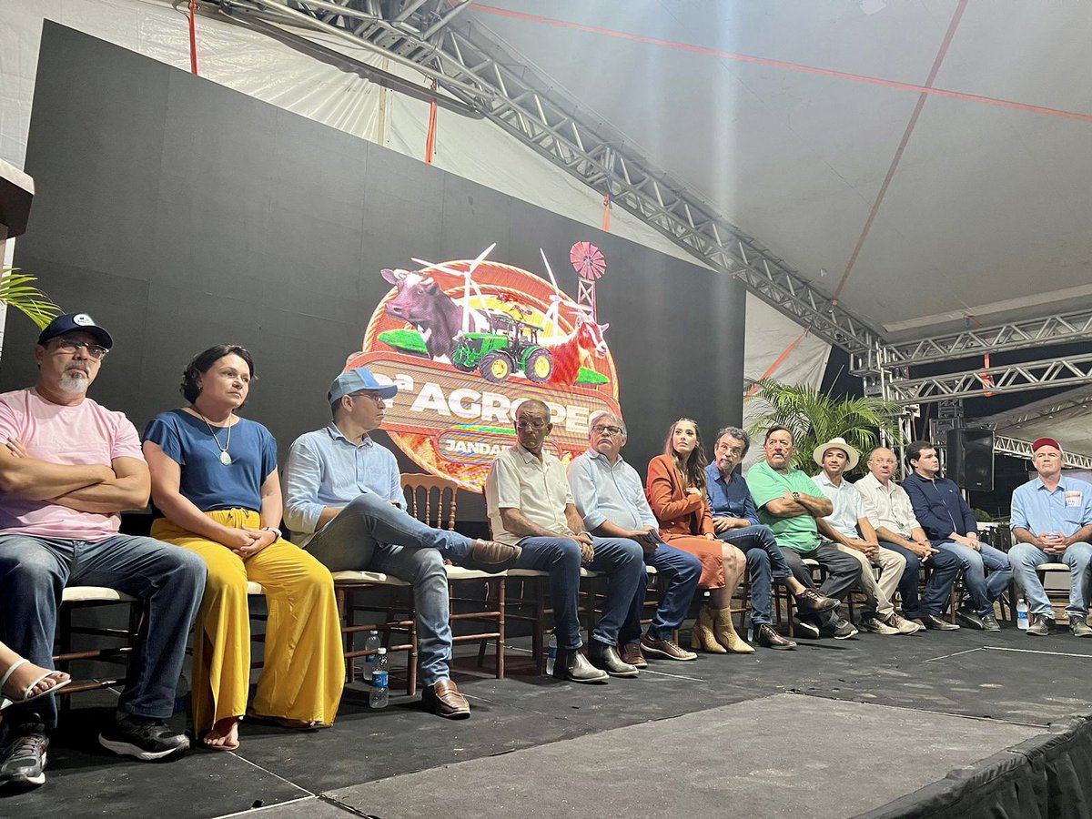 rnsape's tweet photo. O secretário adjunto da Secretaria Estadual da Agricultura, da Pecuária e da Pesca (Sape RN), Marcelo Júnior, e a prefeita de Jandaíra, Marina Marinho, abriram oficialmente na noite desta sexta-feira (18), no Parque Severino Ramos, a 2ª edição da Feira Agropecuária de Jandaíra. https://t.co/1LYgsLAZjc